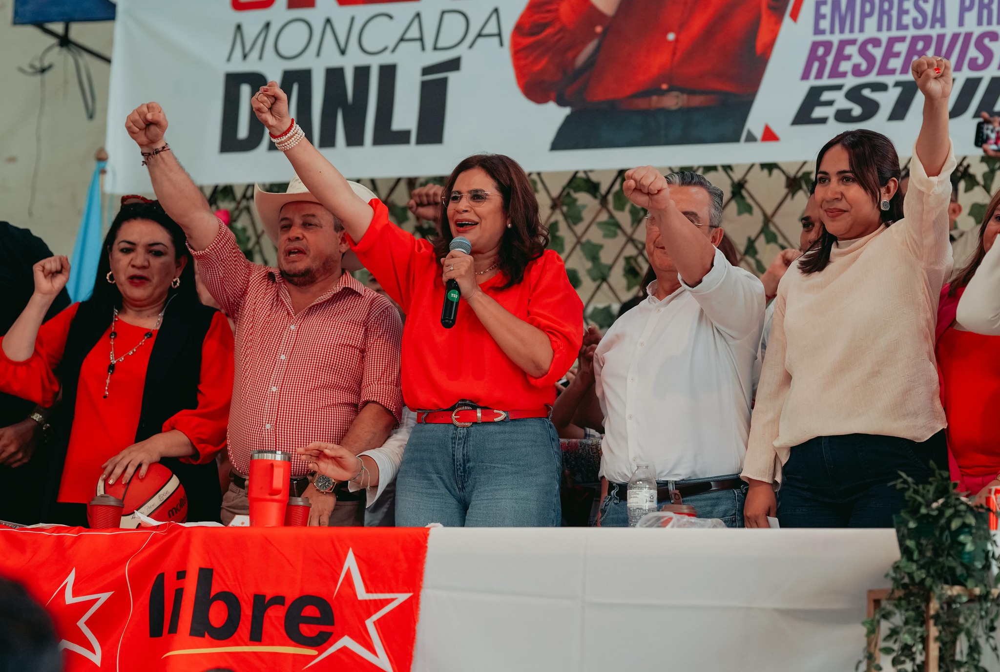 Criticism mounts against the LIBRE government over power concentration and institutional decline